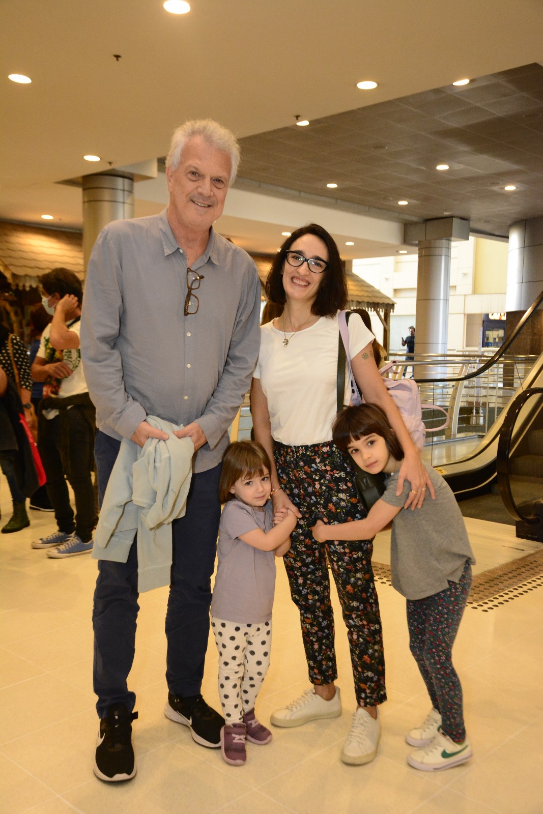 Pedro Bial surgiu com a esposa e as duas filhas (Foto: AgNews)