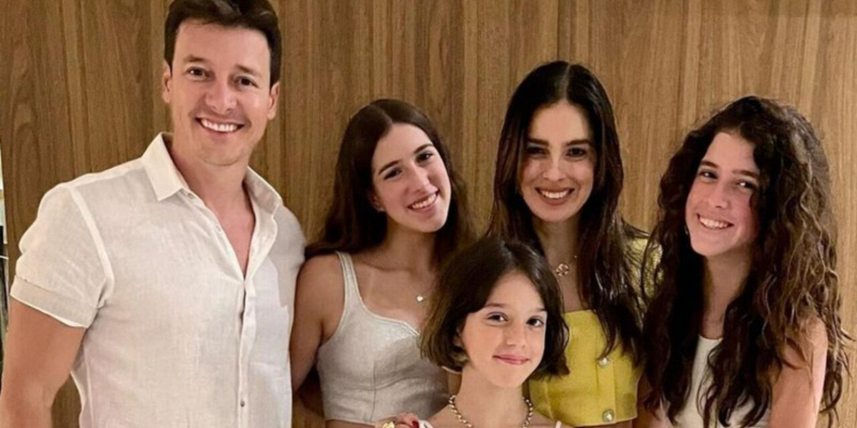 Rodrigo Faro ao lado da esposa e das filhas - Foto: Reprodução