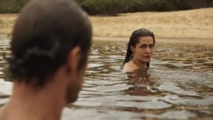  Zefa (Paula Barbosa) seduzirá Tadeu (José Loreto) ao tomar banho nua com ele em Pantanal (Foto: Reprodução / Globo)