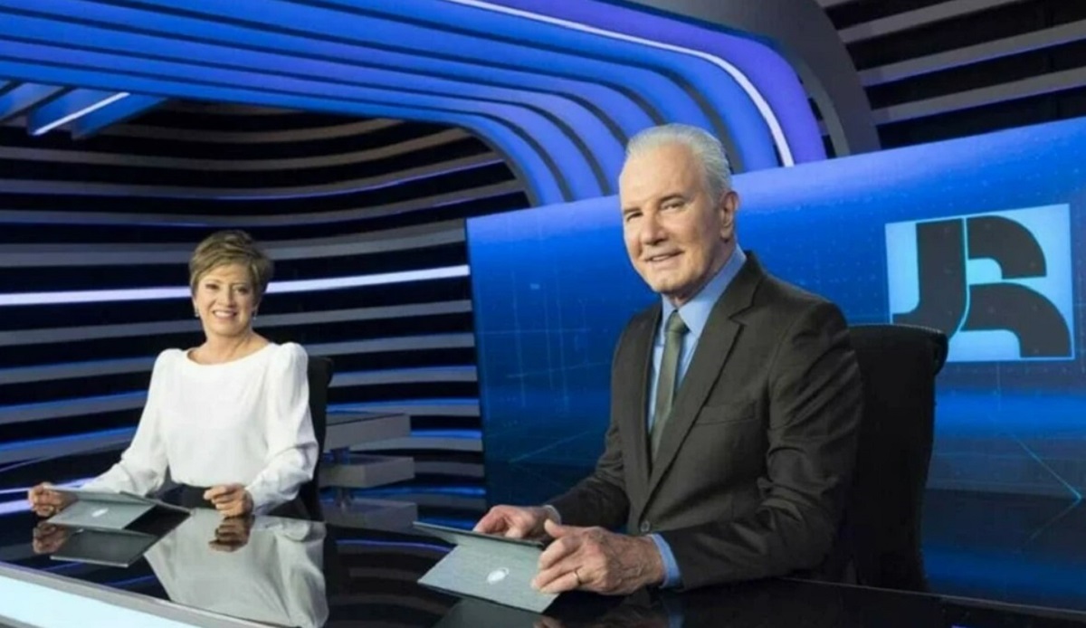 Celso Freitas e Janine Borba na bancada do Jornal da Record