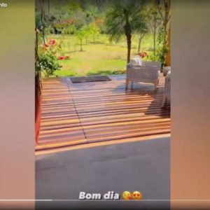 Deck de entrada com paisagem de invejar da mansão de Zé Felipe e Virgínia em Bonito. O casal está hospedado em férias para curtir os momentos da gravidez da segunda filha de ambos (Reprodução - Instagram)