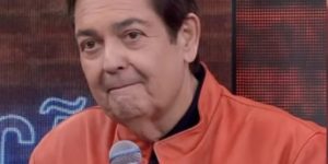 Apresentador Faustão fica emocionado ao receber declaração de filho João Guilherme durante programa - Reprodução