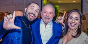 Gil do Vigor fazendo o L ao lado do candidato Lula e sua mãe (Foto: Instagram)