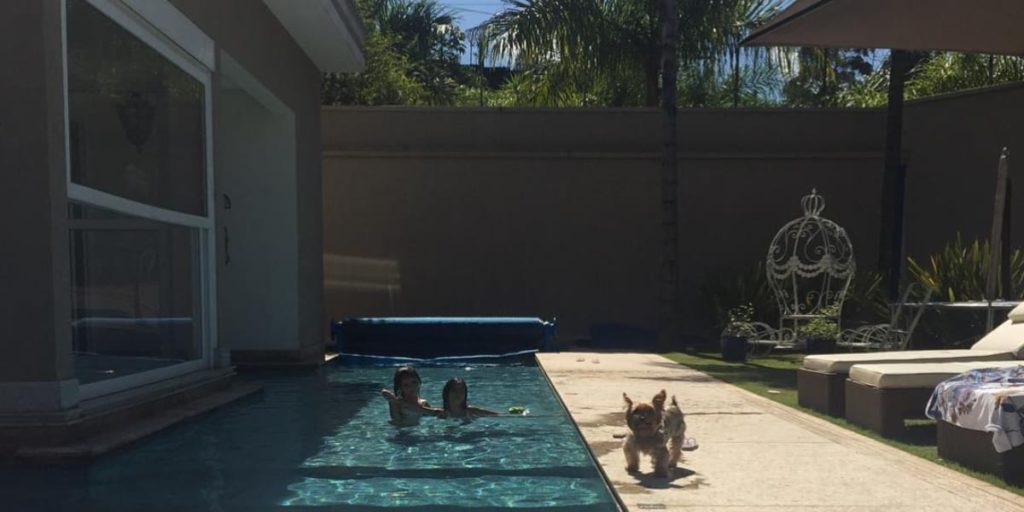 Piscina da casa, com as filhas gêmeas aproveitando para se refrescar no calor (Foto: Instagram)