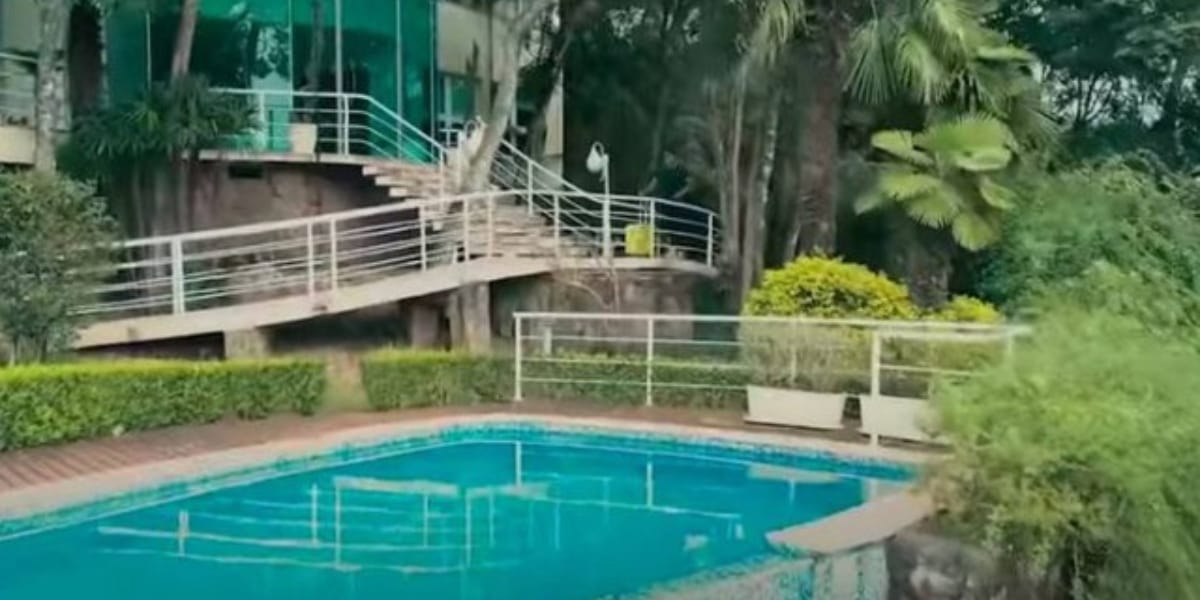 Piscina e hall de entrada da mansão de Lívia Andrade (Foto: Instagram)