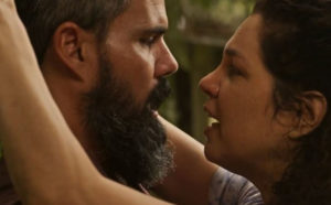 Maria Bruaca (Isabel Teixeira) e Alcides (Juliano Cazarré) transarão loucamente em Pantanal (Foto: Reprodução / Globo)