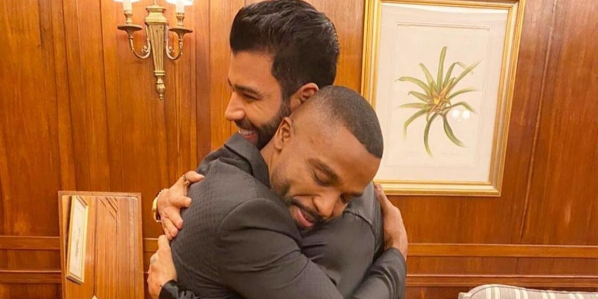 Alexandre Pires e Gusttavo Lima surgem abraçados - Foto: Reprodução