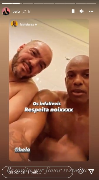 Belo surgiu na companhia de um rapaz e todo suado (Foto: Reprodução)