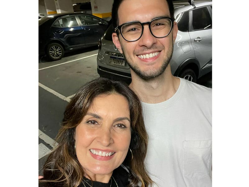 Fátima Bernardes chama atenção ao surgir com o filho, Vinícius Bonemer, em foto rara