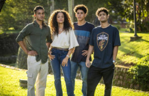 Zuleica (Aline Borges) surtará ao perceber que seus filhos sumiram depois de saírem de barco em Pantanal (Foto: Reprodução / Globo)