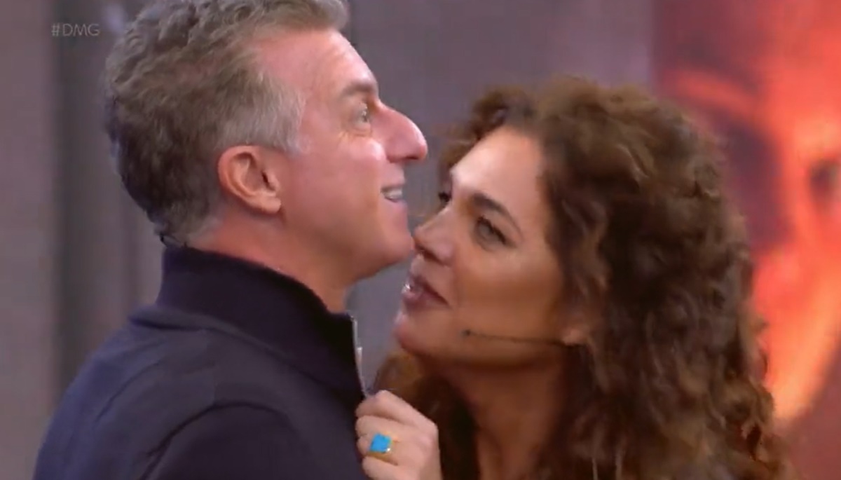 Maria Bruaca dá agarrão em Luciano Huck no "Domingão" 