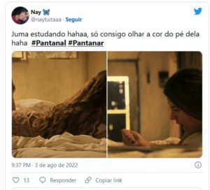 No twwiter os fãs de Pantanal comentaram sobre o fato de Juma estar deitada na cama com os pés sujos (Foto: Reprodução / Twitter)