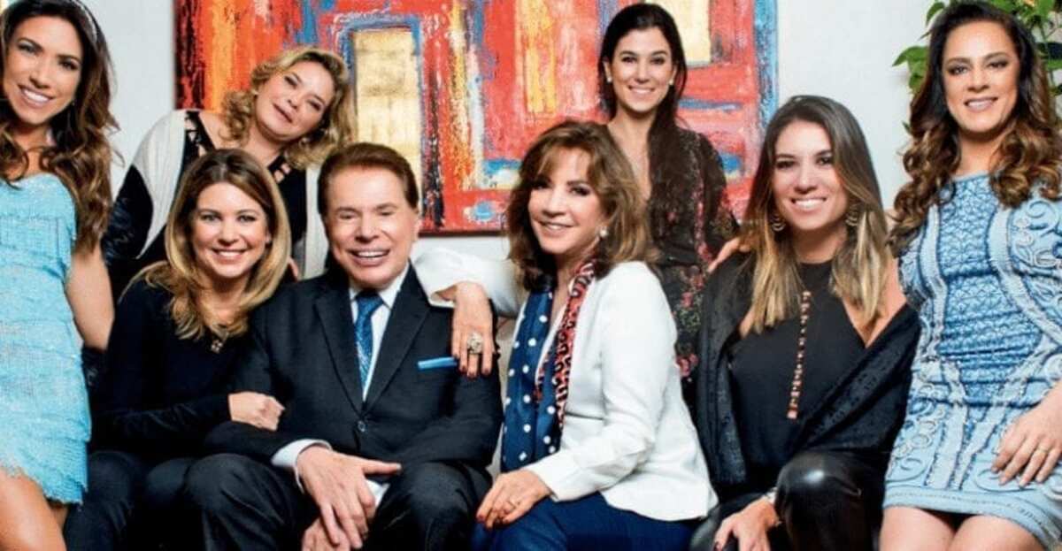 Silvio Santos ao lado da esposa, Íris Abravanel, e suas seis filhas: Cintia, Silvia, Rebeca, Renata, Daniela e Patrícia (Foto: Reprodução)
