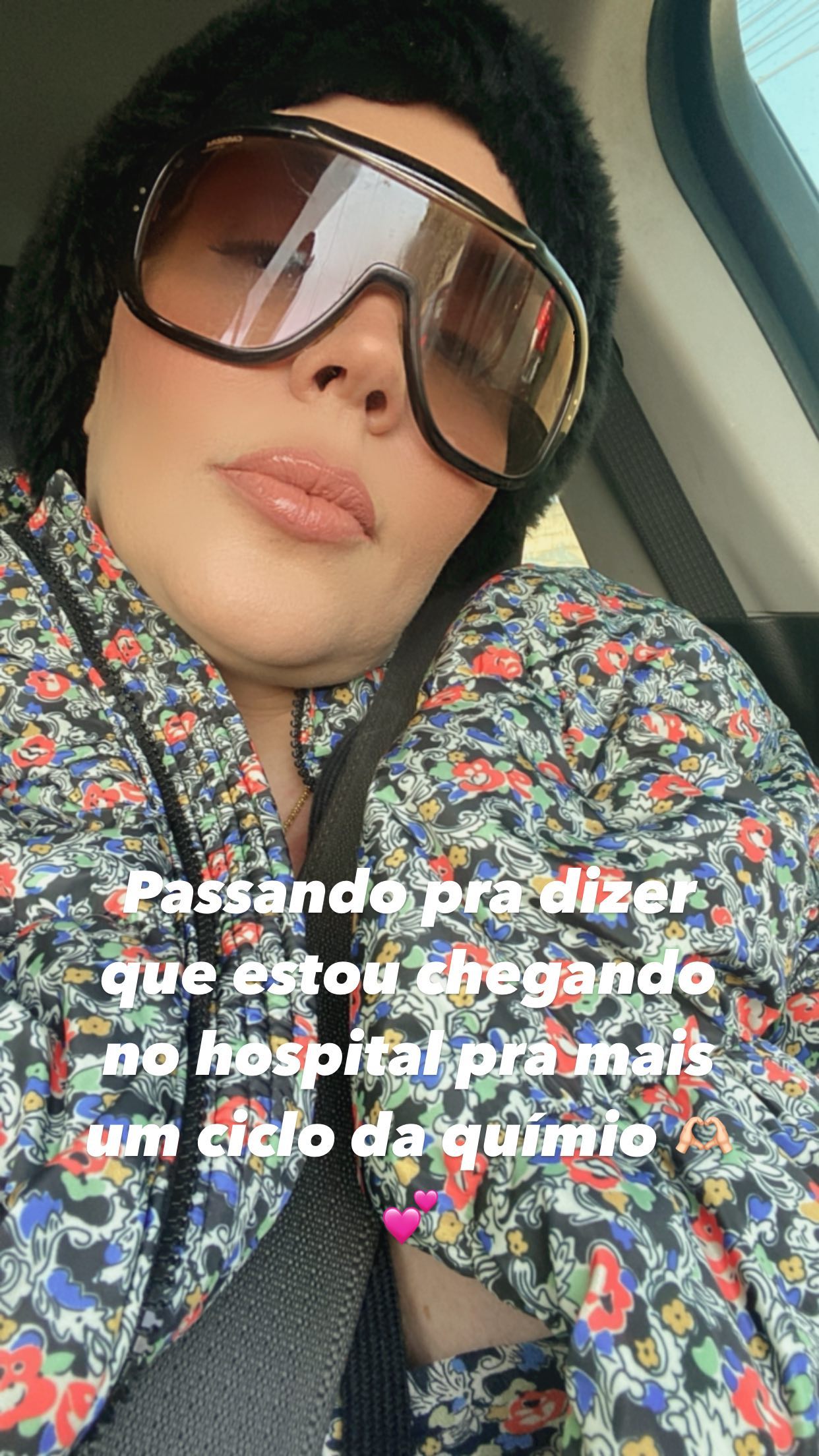 Simony surge abatida indo para mais uma sessão de quimioterapia (Foto: Reprodução/Instagram)