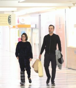 O apresentador do BBB ao lado de sua esposa no shopping (Adão - AGNews)