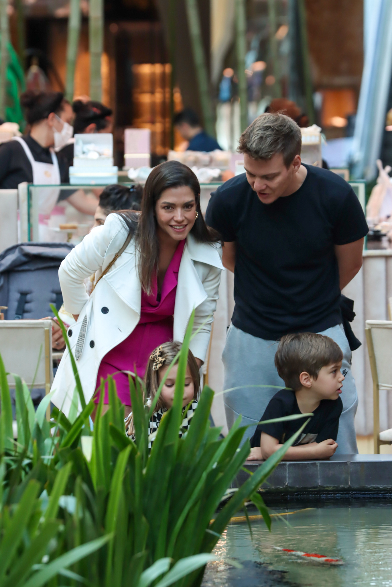 Thais Fersoza em passeio com Michel Teló e os filhos (Imagem: Reprodução)