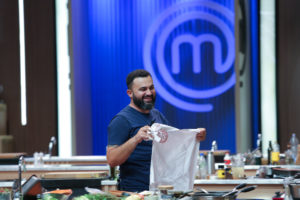 Renato dá adeus ao sonho de conquistar o troféu MasterChef Brasil. Crédito: Melissa Haidar/Band