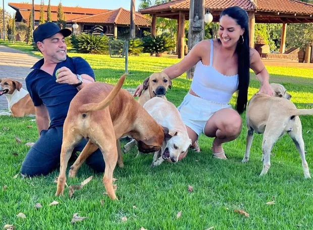 Graciele Lacerda e Zezé Di Camargo com os cachorros que adotaram (Foto: Reprodução)