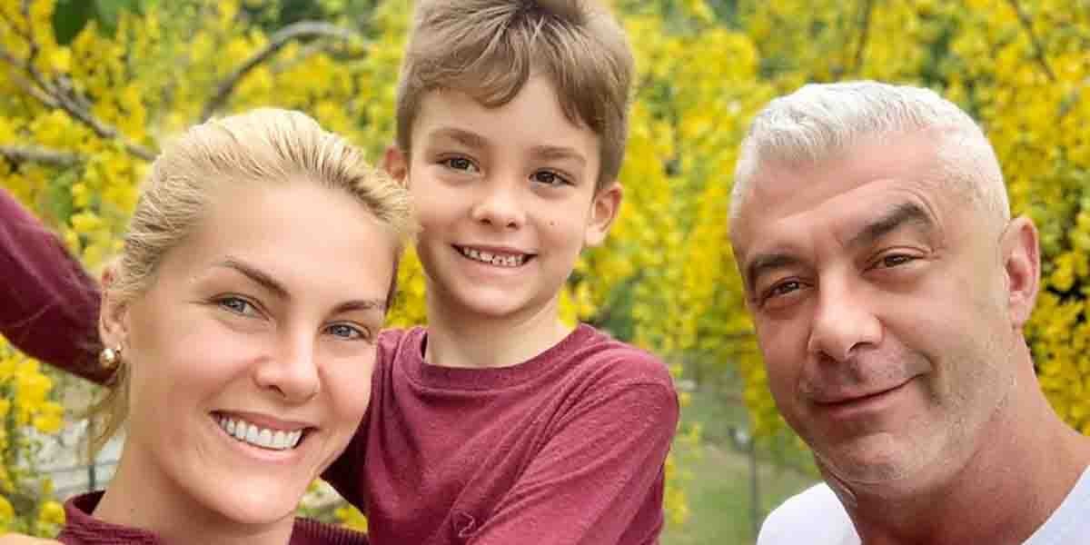 Ana Hickmann ao lado do marido e do filho, Alexandre (Foto: Divulgação)