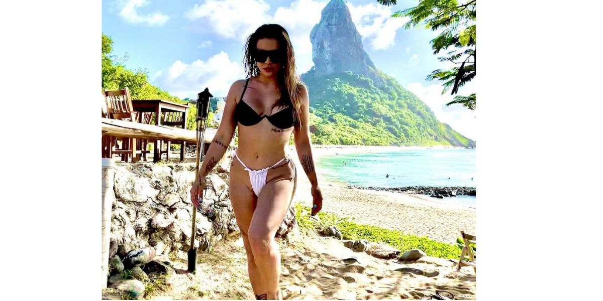 Cleo curti praia em Fernando de Noronha