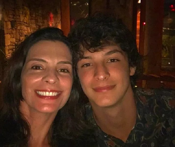 Atriz e o filho juntos (Foto: Divulgação)