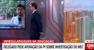 Rafael Colombo, âncora da CNN Brasil foi surpreendido por imagens do SBT no telão do jornal- Foto: Reprodução/CNN Brasil