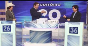 Silvio Santos ao lado de Chitãozinho e Xororó no jogo das Três Pistas no SBT- Foto: Reprodução/ SBT