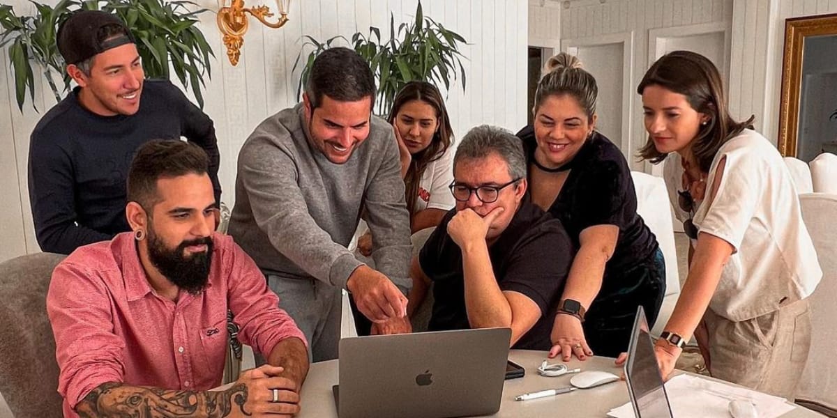 Simone e sua equipe fazendo os ajustes finais da nova marca (Foto: Instagram)