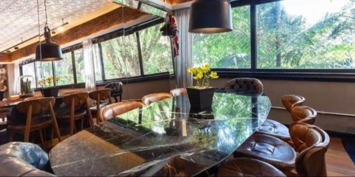 Mesas luxuosas de vidro, com direito a bela vista da natureza (Reprodução: Instagram)