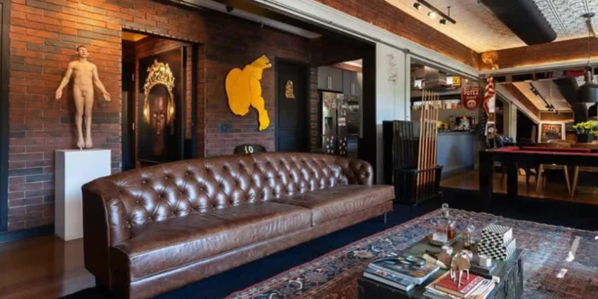 Belo sofá de couro, com obras de artes e mesa de sinuca (Reprodução: Instagram)
