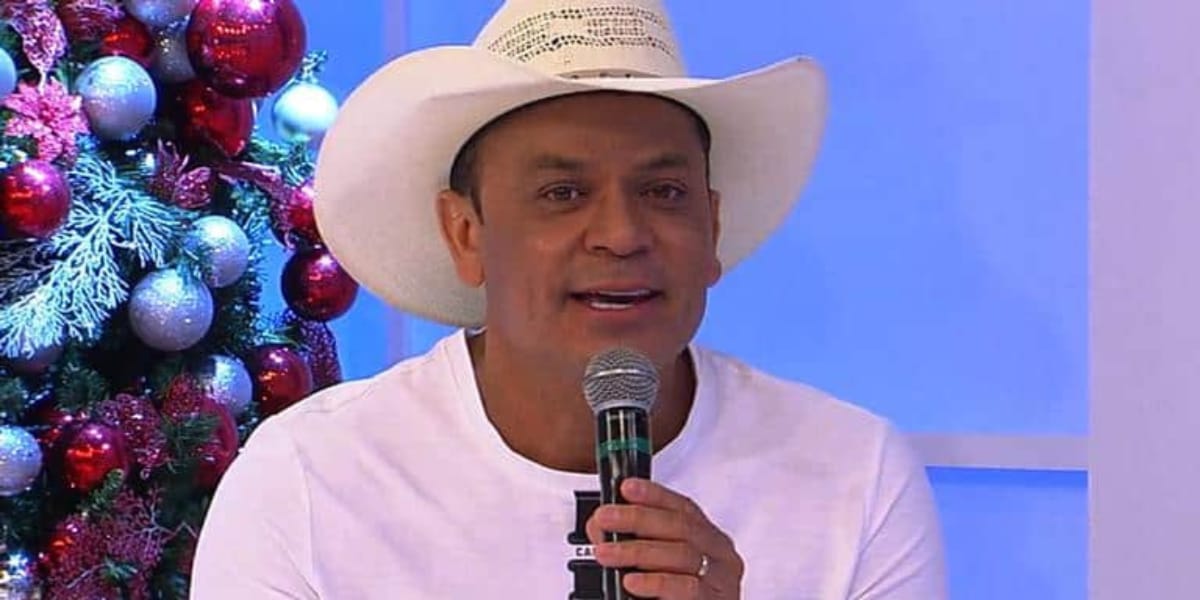 Frank Aguiar participou do programa na RedeTV! e falou sobre flagra que Simone e Simaria deram durante momento de  intimidade (Reprodução: RedeTV)