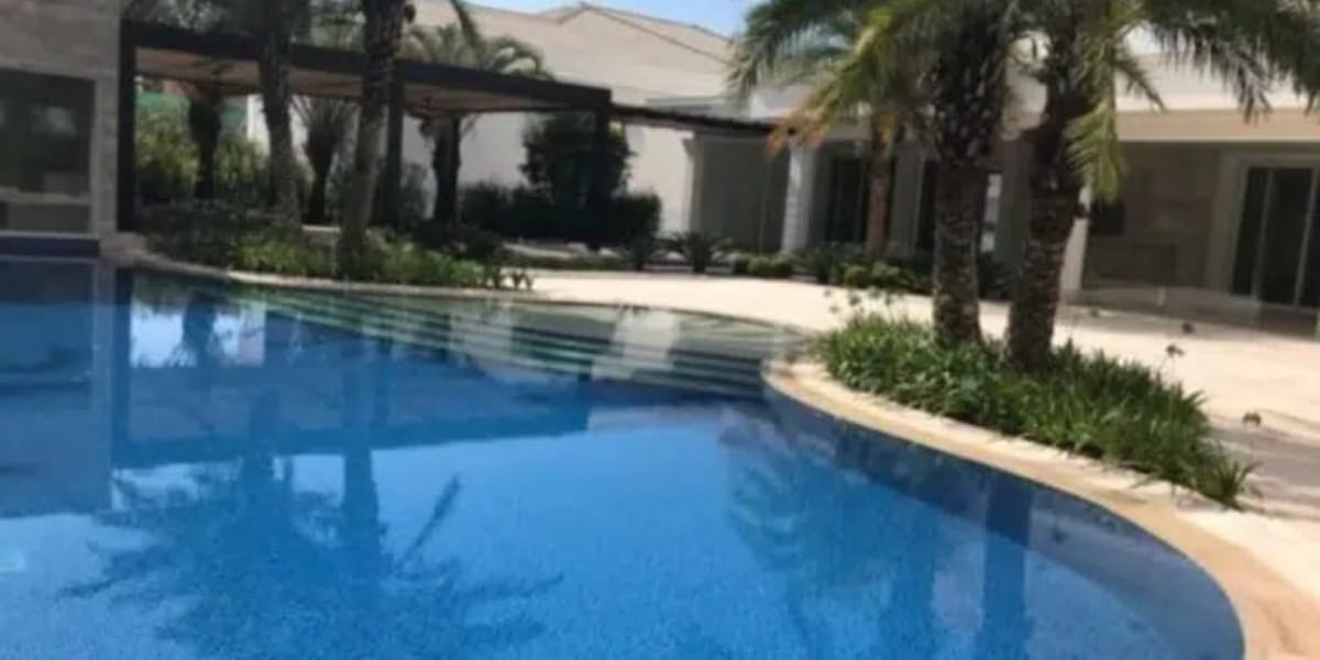 Enorme piscina da casa de Luan Santana que está à venda (Foto: Instagram)