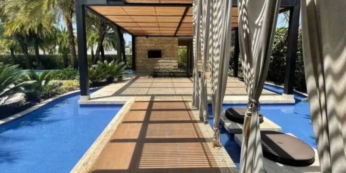 Passarela entre as piscina que dá acesso para a área gourmet da mansão (Foto: Instagram) 