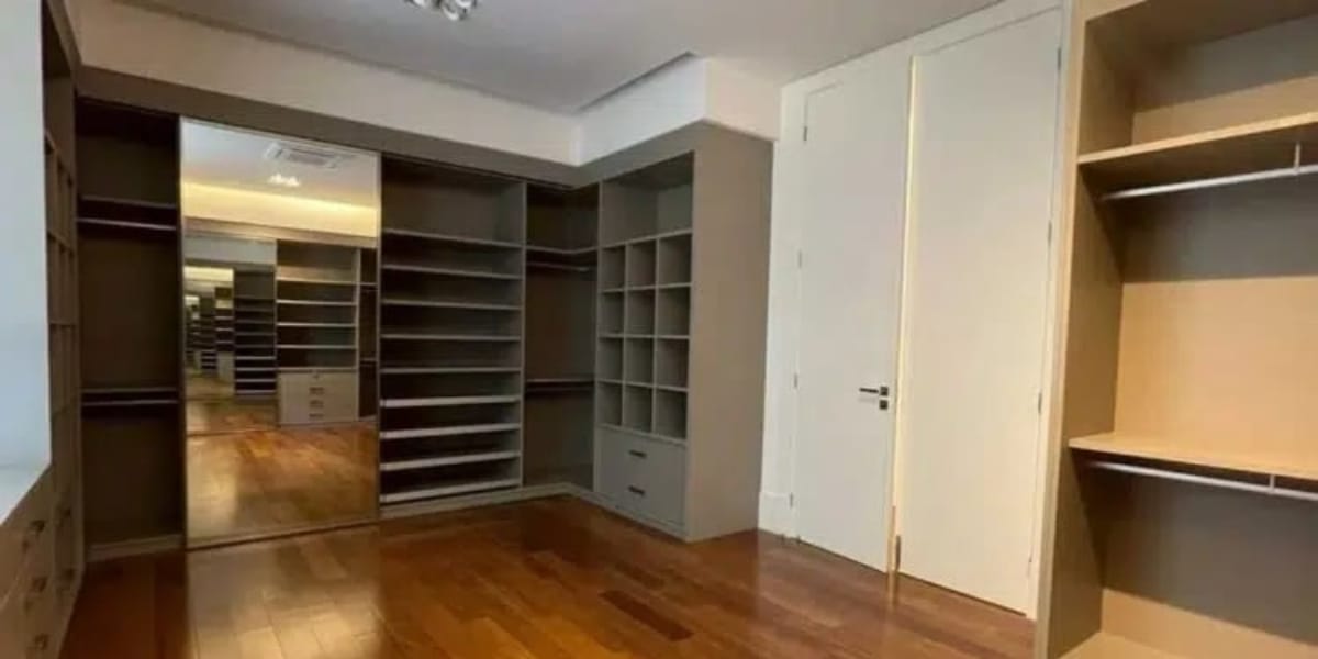 Closet do quarto principal da mansão que está à venda (Foto: Instagram)