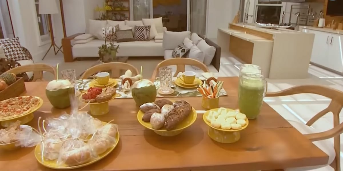 Bela mesa com luz natural para apreciar a refeição (Reprodução: Youtube)