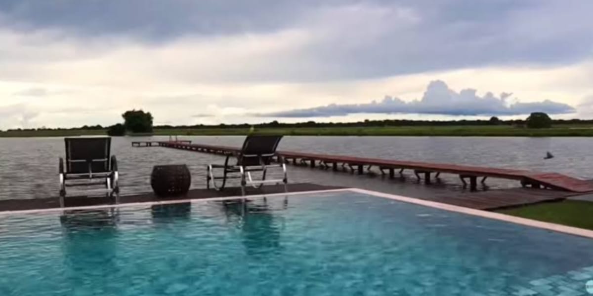 Piscina com vista para o belo lago na frente da fazenda (Foto: Reprodução)