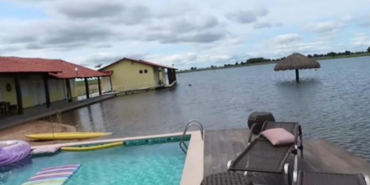 Outro ângulo da piscina com vista para o lago (Foto: Reprodução)