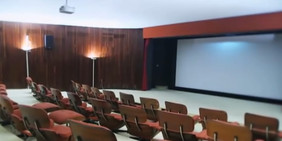 Grande sala de cinema do palácio (Reprodução: Youtube)