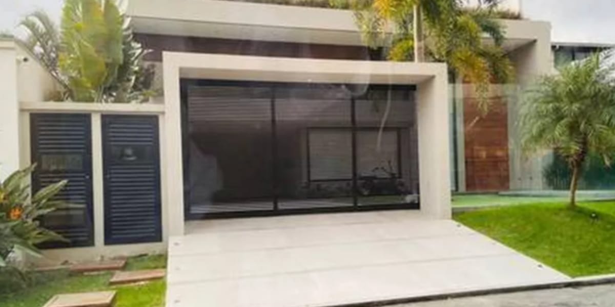 Garagem e entrada lateral da residência da influenciadora (Reprodução: Instagram)