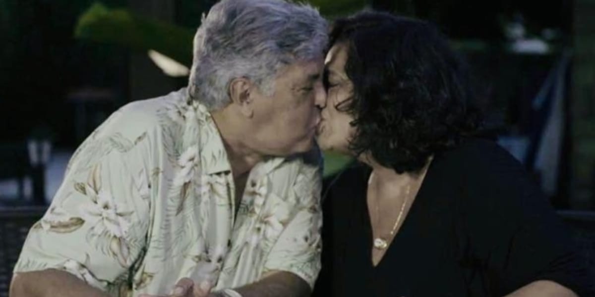 Sidney Magal em foto apaixonado, beijando Magali West (Reprodução: Instagram)