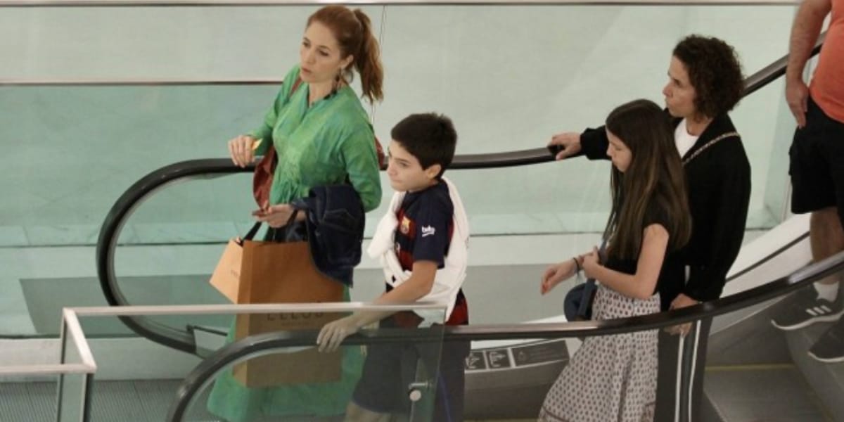 Poliana Abritta e seus filhos descendo a escada rolante do shopping (Foto: Extra)