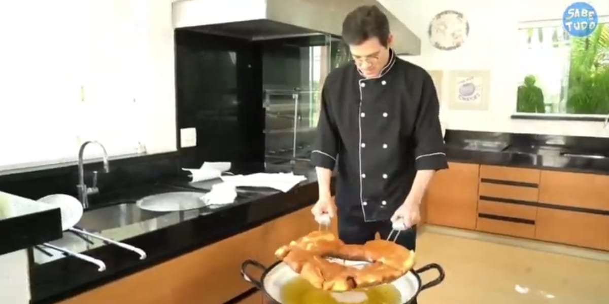 Celso Portiolli fazendo uma de suas receitas em sua bela cozinha (Reprodução: Youtube)