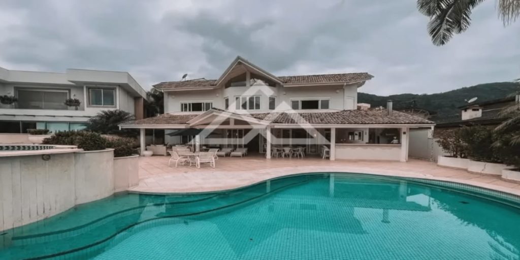 Enorme piscina da mansão de Hebe Camargo (Reprodução: Youtube)