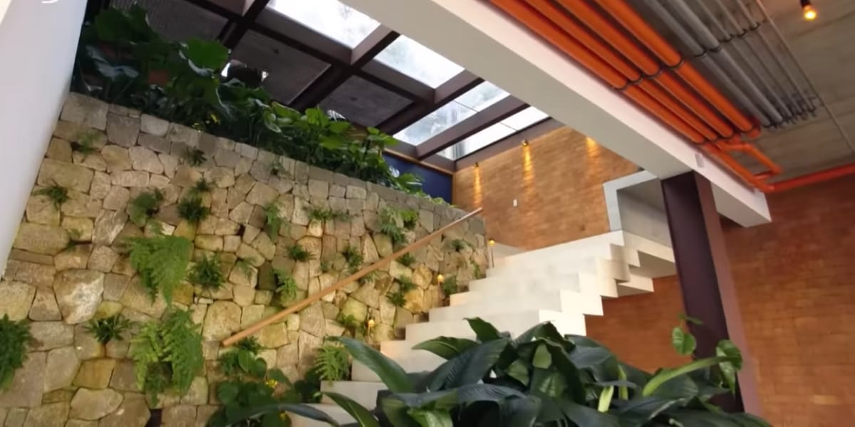 Escada com um pequeno jardim (Reprodução: Youtube)