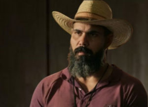 Alcides (Juliano Cazarré) jurará se vingar de Tenório (Murilo Benício) após estupro em Pantanal (Foto: Reprodução / Globo / Montagem TV Foco)