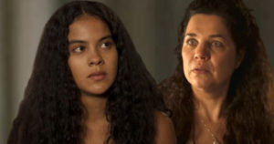 Em Pantanal, Muda (Bella Campos) não gostará de saber que Maria (Isabel Teixeira) poderá ficar com terras que foram dos seus pais (Foto: Reprodução / Globo)