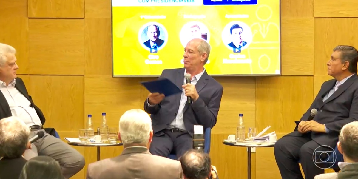 Carlos Nascimento e Ciro Gomes em um Encontro de Presidenciáveis promovido pelo CIEE (Foto: Reprodução / TV Globo)