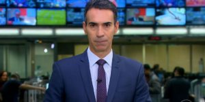 César Tralli na bancada do Jornal Hoje (Reprodução)