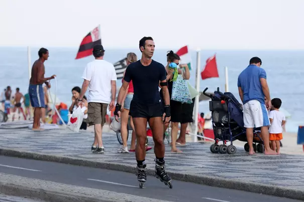 César Tralli anda de patins em Leblon (Foto: Reprodução)