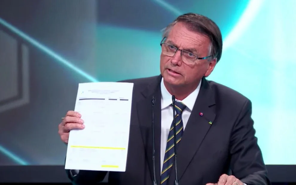 Bolsonaro tentou mostrar documento em debate no SBT, mas foi impedido por Carlos Nascimento (Foto: Reprodução)